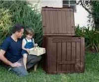 compostbak groot houtenkist look op gras met vader en zoon er naast
