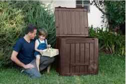 compostbak groot houtenkist look op gras met vader en zoon er naast