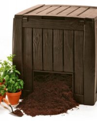 compostbak met houtenkist look met zand er in en plantjes ernaast