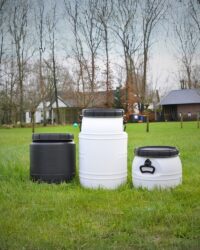 drie gekleurde voertonnen 30 liter
