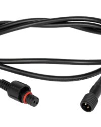Zwarte stroomkabel met stekker voor tuinverlichting en elektrische tuinmachines.