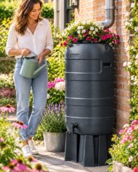Slimline Regenton 100 Liter Flower In Een Tuin